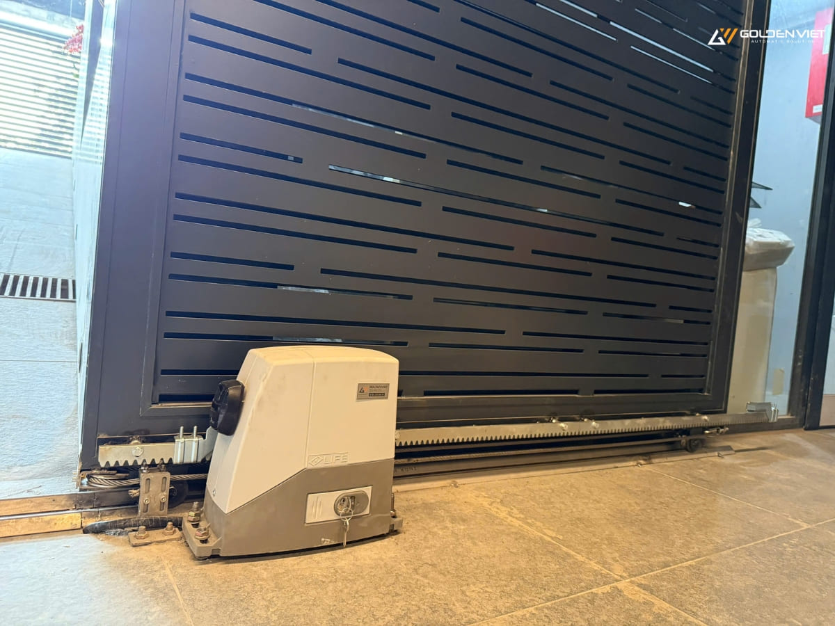 Hình ảnh động cơ cổng trượt tự động Life 600kg tại Tây Hồ